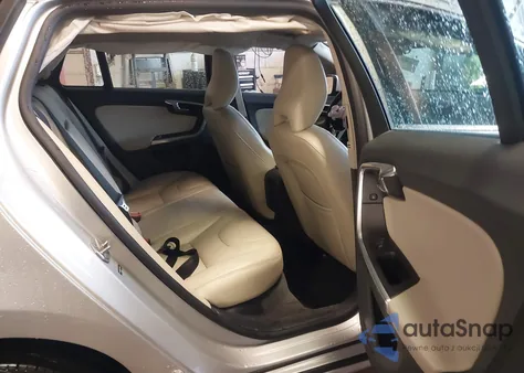 2016 Volvo V60 T5 Drive-E Premier z USA, uszkodzony, nr VIN YV140MEK2G1314136